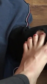 Léchage des pieds sur la foor !