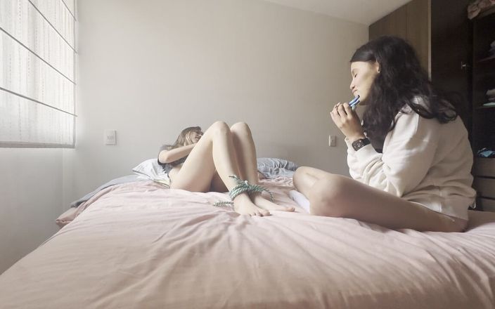 scarlettandc: अपने गुलाम को दिखाना कि कैसे दब्बू बनना है