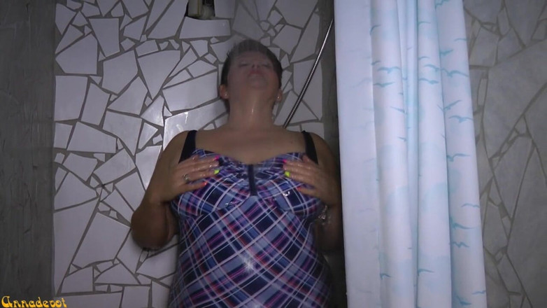 Anna Devot: Trong áo tắm dưới vòi hoa sen