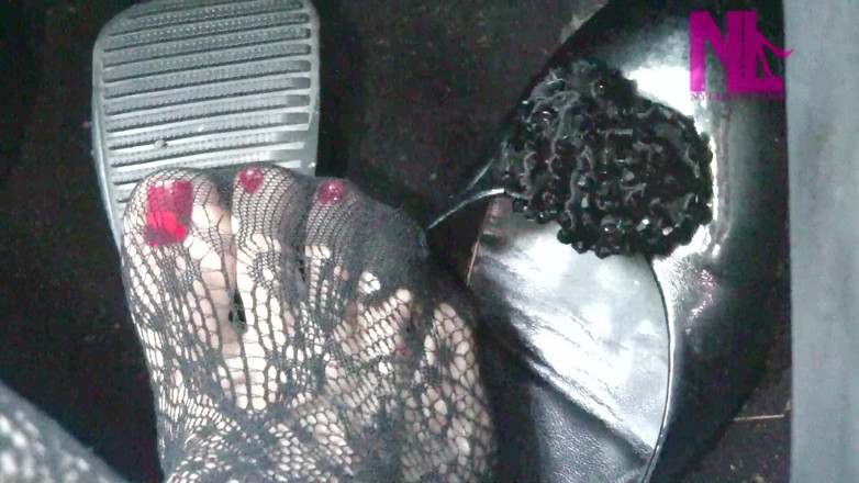 Nyllady: Pam pedal seksi dalam jala floral hitam