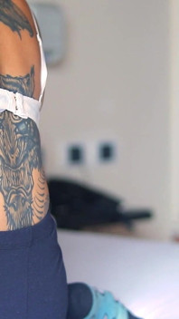 Piccola sorellastra tatuata sexy cavalca il mio cazzo quando i genitori sono tranquilli