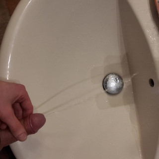 tobias12S2: Čůrám do umyvadla