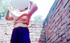 一个非常漂亮的女孩在她的院子里洗澡