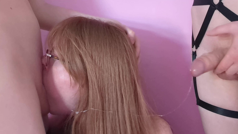 PrincessKitti3: Pada lutut saya menghisap dua batang rakan sebilik transeksual saya