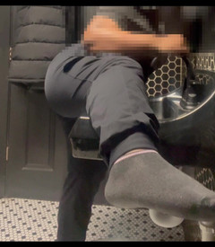 Anye Meshell: Questi bagni sono fuori uso, ma sono eccitato così mi...