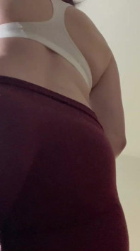 I'm Ellie, Your New Personal Trainer and We're Gonna Start off Today with Some Stretches!