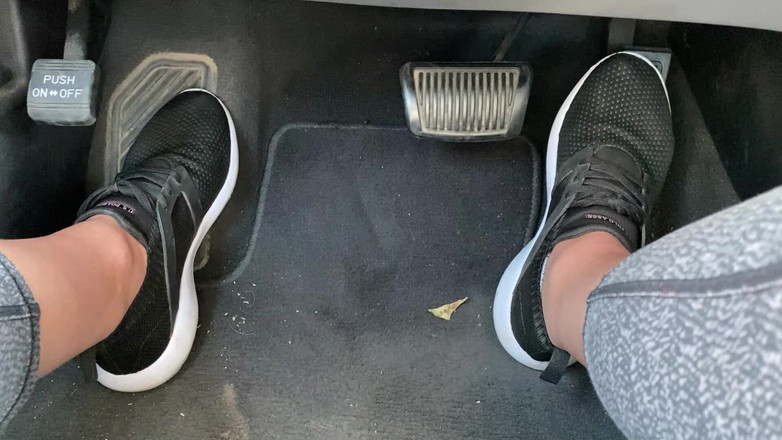 footivities: Šlapka pumpuje v tenisových botách od Ivys Feet