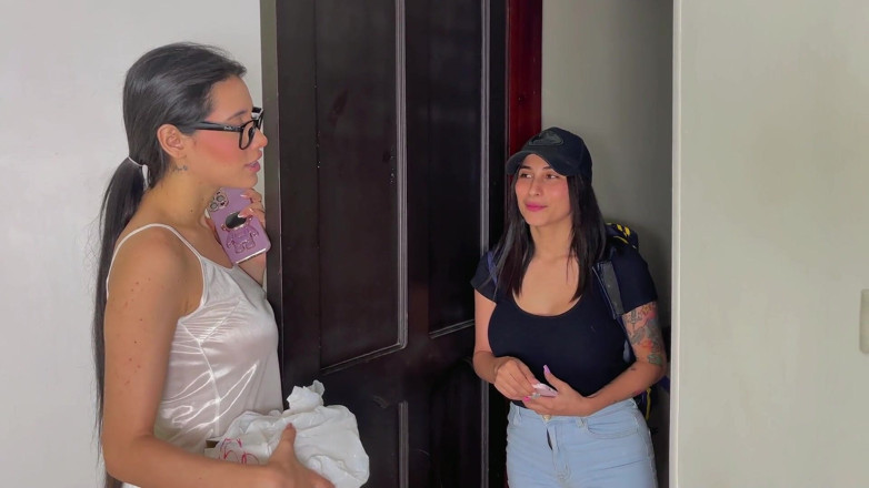 Jenifer Play: Le service de livraison à domicile se termine par des relations...