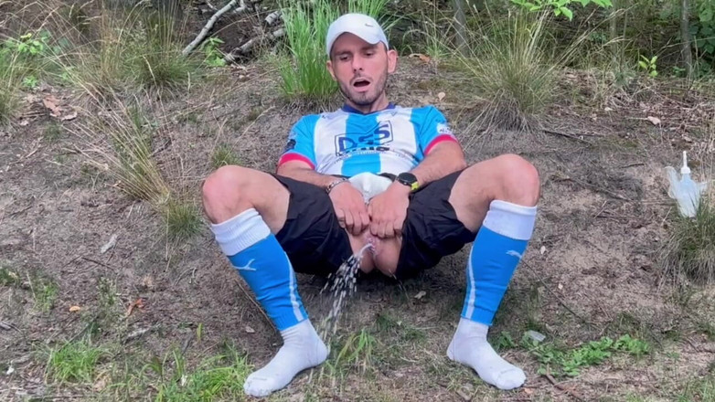 Werther1: Збуджений футболіст чоловіча пизда на відкритому повітрі тренується зі спермою та молочною клізмою в футбольному відео