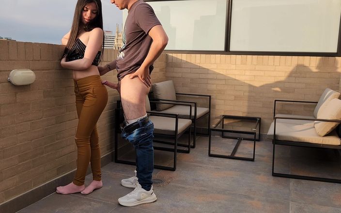 Jopy sex: Seks w miejscach publicznych, pieprzy swojego współpracownika na tarasie