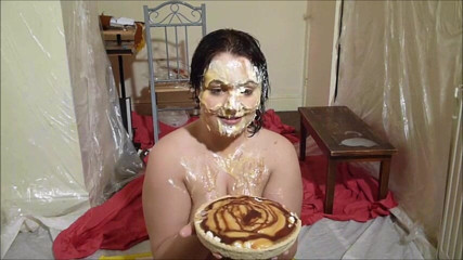 Gunked up girls: Steph the pie babe
