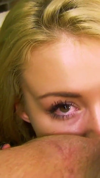 Olyssia สาวผมสีน้ําตาลแดงตัวเล็ก Coed Hotel เลียตูดลึกสุดคอและกลืน!