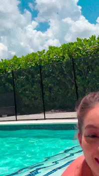 cycata loszka Maddy May zostaje zerżnięta przy basenie przez Big Dick Jmac