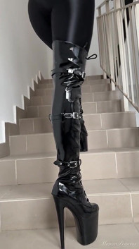 Herrin im nyloncatsuit und kniehohen stiefeln gedemütigt dich