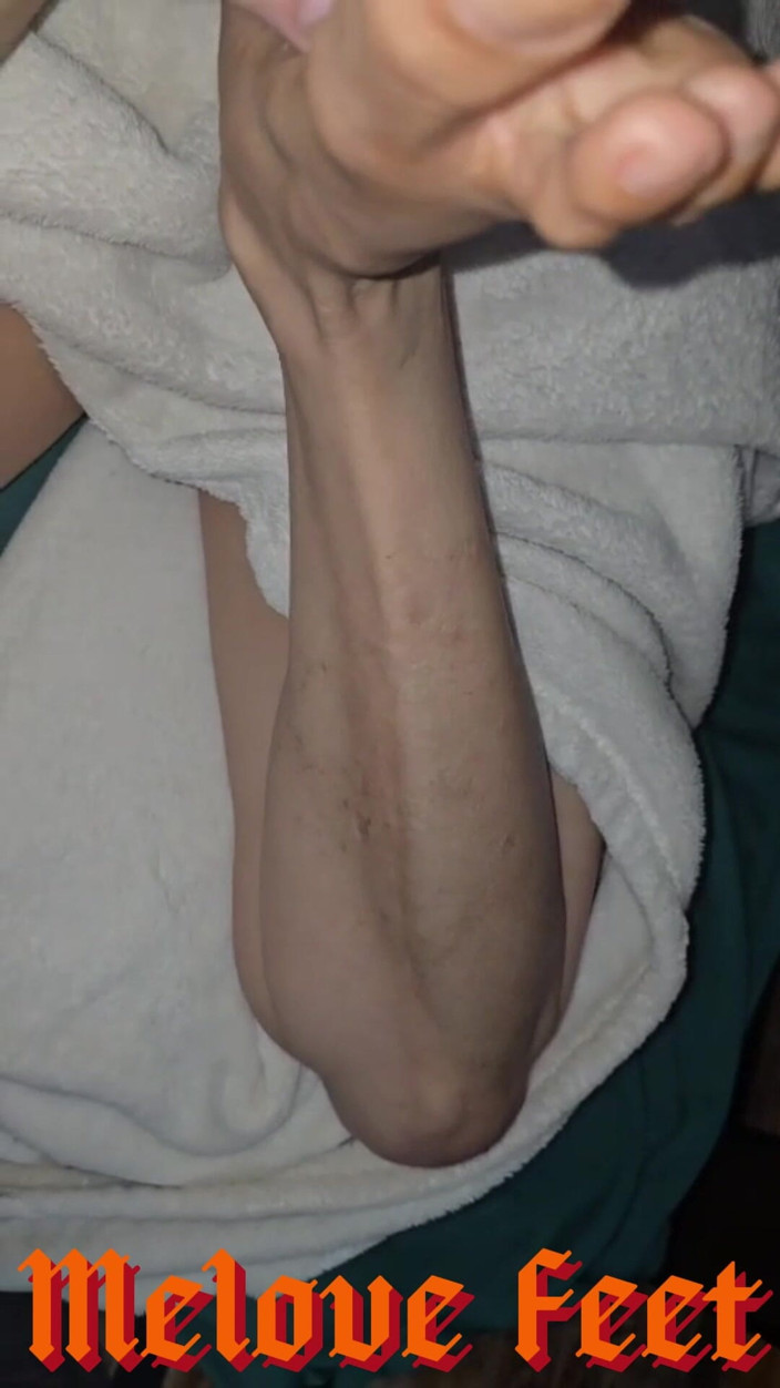 Naelor: Nahaufnahme von Melove sexy kleine Füße und wrinle sole