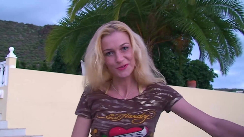 Nikky Thorne's Teen Club: Blondine pisst neben einem schwimmbad