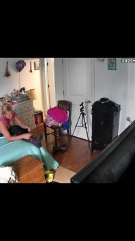 Sletvrouw betrapt op sexy kleden voor haar minnaar