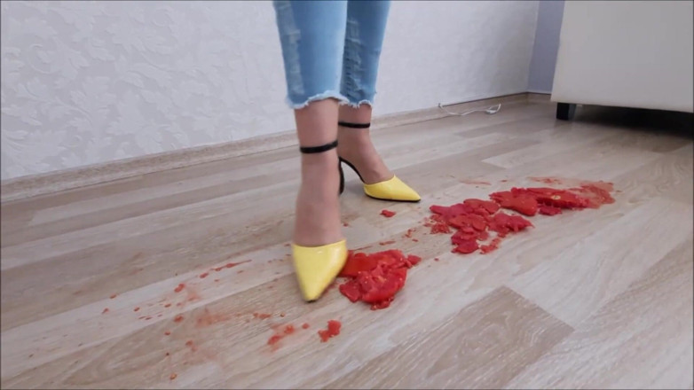 Goddess Lina: Deusa Lina esmaga tomates