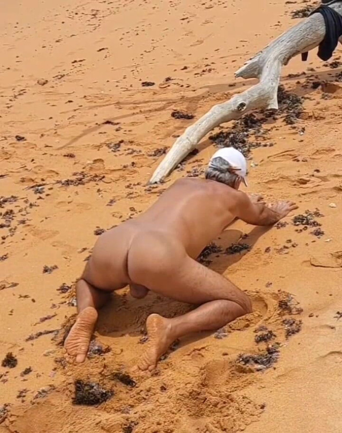 Ladysilvas: Naakte hete Ladysilva op het strand pronkt met haar gebruinde...