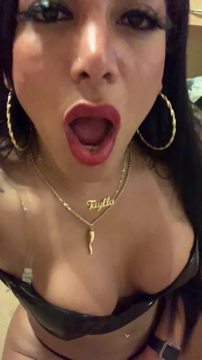 Aylla Gattina: Sesi Handjob Aylla Gattina Di Rumah