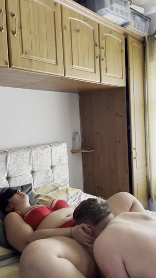 Filthy British Couple: Istri nakal Inggris dengan penutup mata lagi ngomong jorok - memeknya...