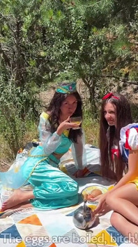 Princesas adorables Jasmine y Blancanieves por tipos groseros en un bosque de cuento de hadas