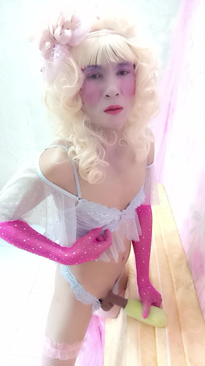 nguyen dang thien tri: สาวข้ามเพศ Le สวมเสื้อผ้าเซ็กซี่ หนังโป๊เล่นยืน