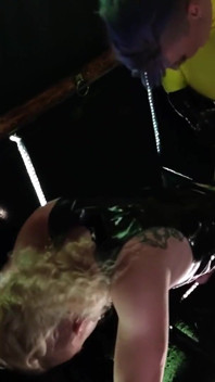 Latexová královna velikosti šuká děvku sub