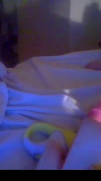 La moglie vuole scopare un cazzo enorme. per ora un dildo lo farà