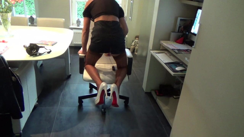 Fetish and domination: Spectacol cu vibrator olandez cu ciorapi și tocuri în ciorapi rht