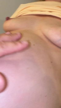 Lambendo o ânus de uma mulher bonita em diferentes estágios da gravidez