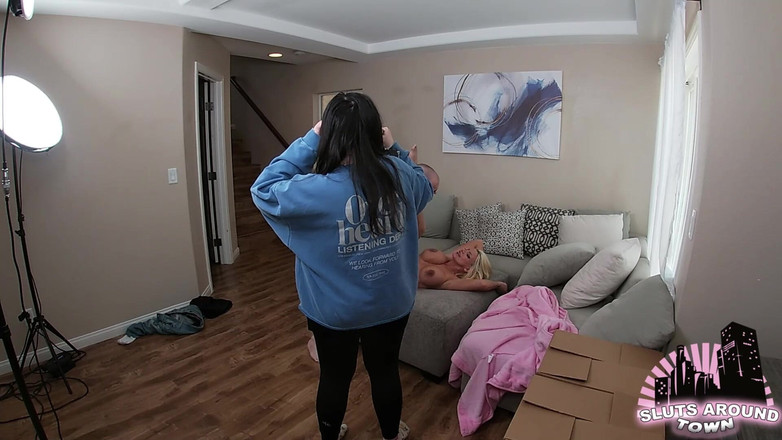 Sluts Around Town: Mailman levererar ett stort paket till porrstjärnan Bts