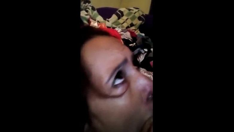 Marian sofar: Marianahothot öffnet ihre muschi und sie packen ihren mund