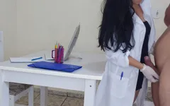 Doutora Jennyfer Resolve Problema De Erecao Durante Exame!