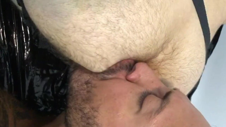 BAREBACKERS FROM LONDON: Juan futută fără prezervativ de vedeta porno Viktor Rom