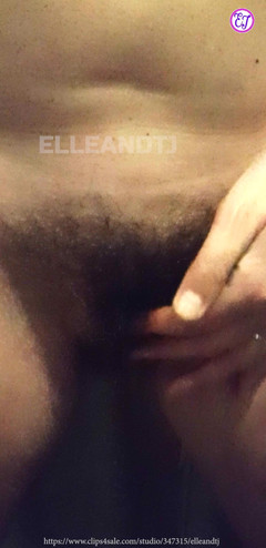 elleandtj: Hårig MILf som fingrar själv