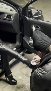 Lola nel parcheggio