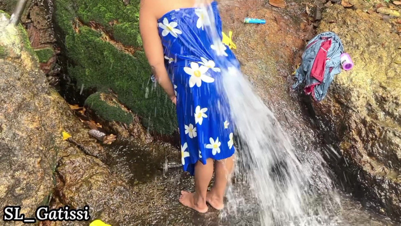 SL Gatissi studio: Sri-lankisches natürliches mädchen badet