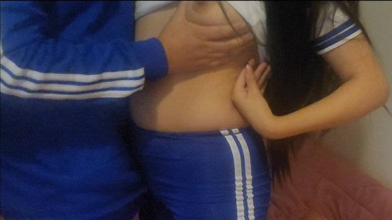 Astrid Cute: 可爱害羞天真的女孩和同学偷偷溜走