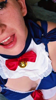 Snowwhite bahut phuhaar chhorne ke lie bahut gili hai