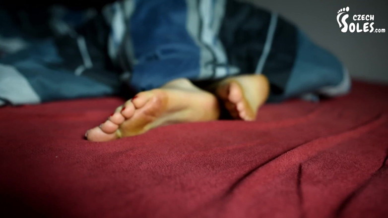 Czech Soles - foot fetish content: Heimfee kriecht zu Annas füßen im bett
