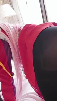 Cosplay Rush-Modus, wenn die dicke Süße in zerrissenen schwarzen strumpfhosen mich mit jeder aufgeheizten Bewegung tiefer zieht.