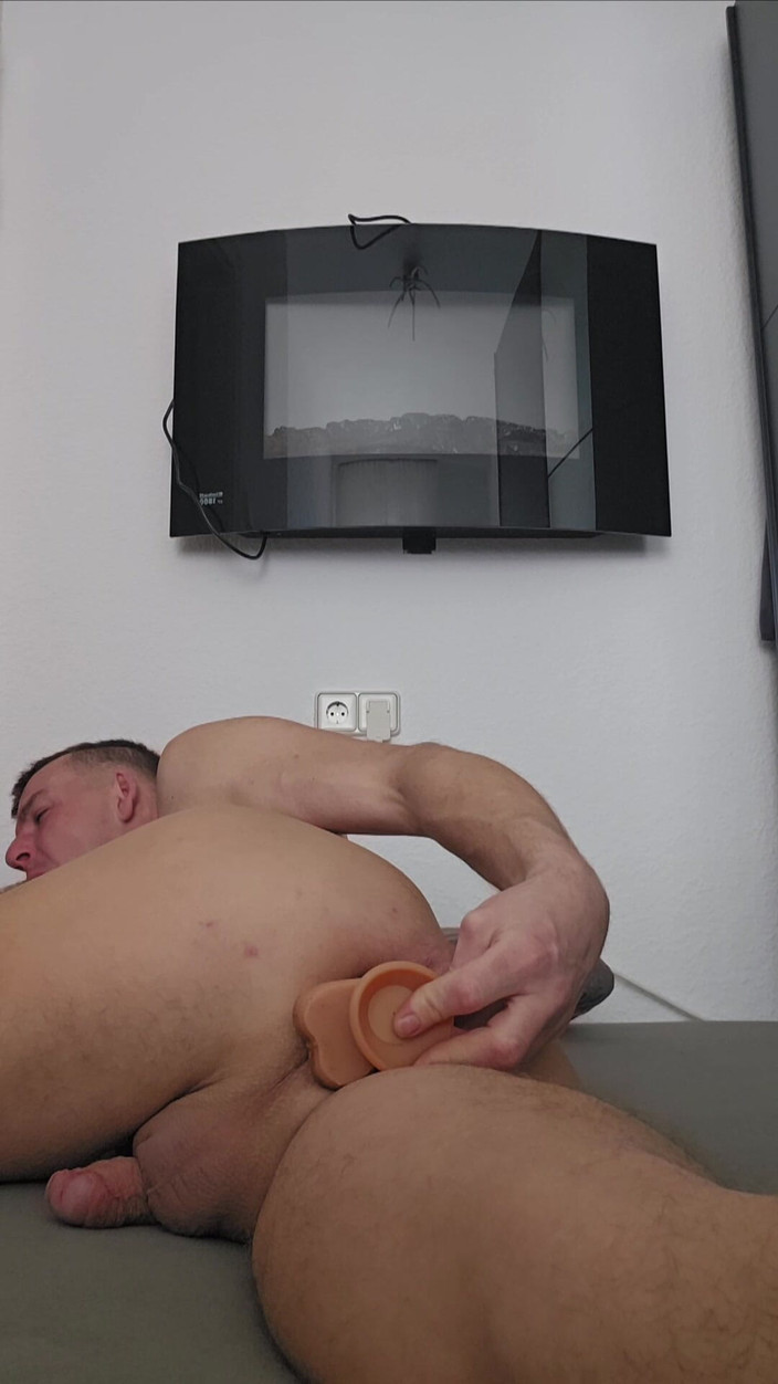 Chris_snoopy_91: Mannen är kåt och knullar sig själv