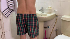 Great J: Прямий красивий офісний хлопець готується прийти на роботу, приймаючи ванну в гарячому душі