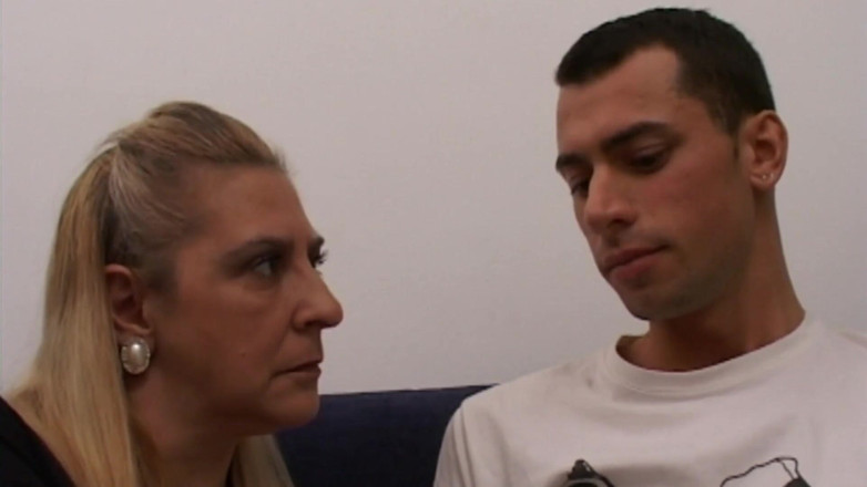 Milf in Love: Niegrzeczna macocha zauważyła opuchnięte spodnie pasierba