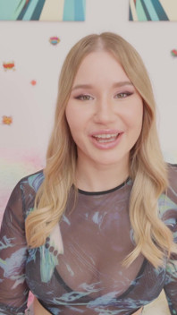 Amalia Davis speelt graag met haar poes