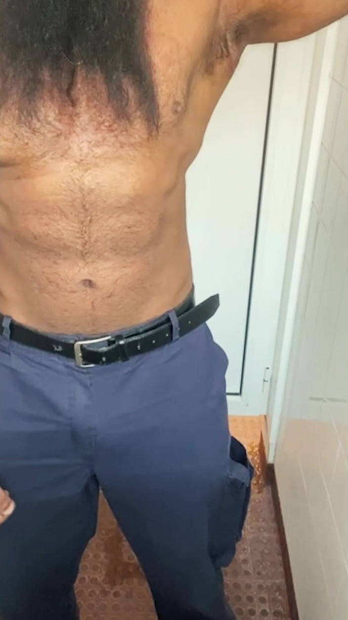 Wesley Fudedor: Homem barbudo e robusto masturbando e gozando