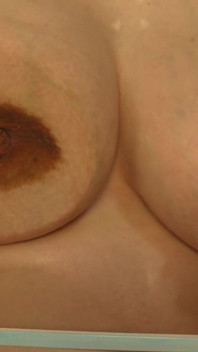 Pov kecil molek Giantess Presses Terhadap Kaca