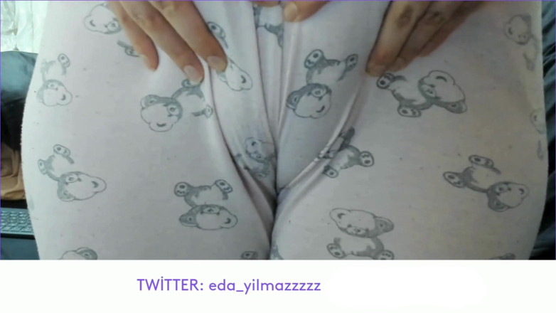 bigass_sexy_bigboobs: Cameltoe - buceta inchada - esfregando buceta com pijama