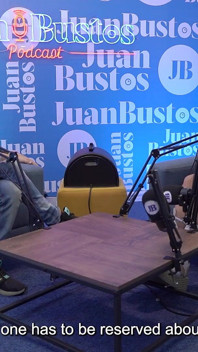 Uma Pequena Puta Perde O Controle Enquanto Cavalga a Máquina Sybian E Acaba Tremendo De Orgasmos!